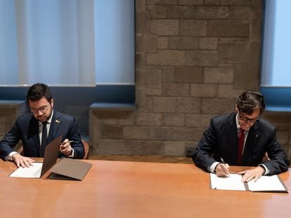 El president Pere Aragonès y Salvador Illa, líder del PSC, durante la firma del acuerdo presupuestario.