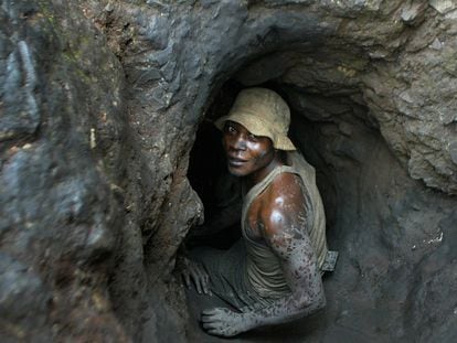 Trabajador de una mina de cobalto cerca de Likasi, en la República Democrática de Congo.
