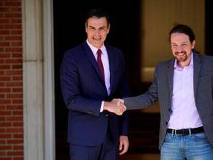 Pedro Sánchez y Pablo Iglesias, en la puerta del Palacio de la Moncloa, en una reunión previa a la sesión de investidura.