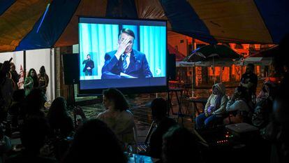 Un grupo de personas ven el último debate electoral Brasileño, en Río de Janeiro, este jueves.