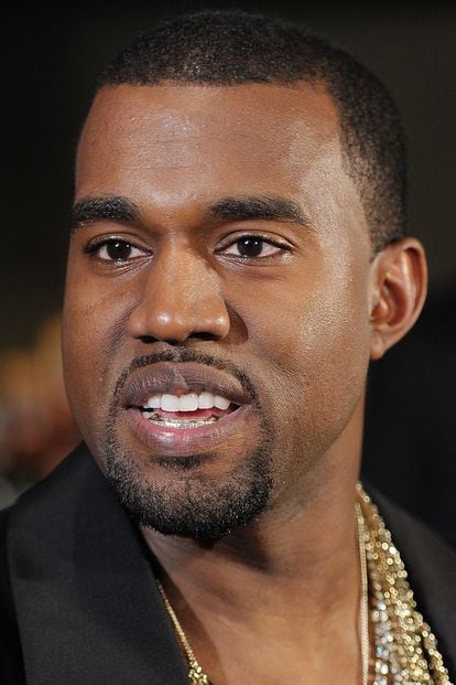 El rey de la ostentación y del bling bling, Kanye West, tampoco se resistió en su día al accesorio dental.
