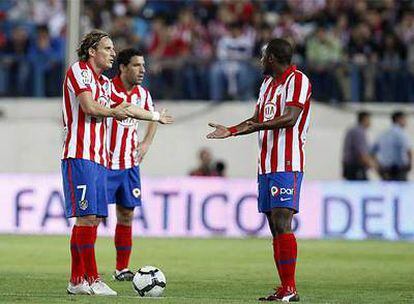 Forlán y Pongolle gesticulan durante el partido ante el Almería.