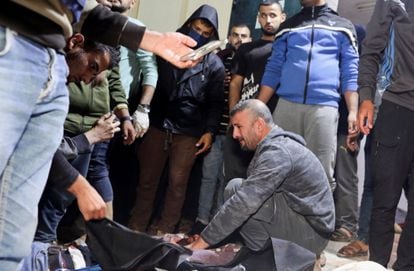 O corpo de um funcionário da ONG World Central Kitchen (WCK), que foi morto juntamente com trabalhadores humanitários estrangeiros num ataque aéreo israelita, foi encontrado de acordo com o gabinete de comunicação social do governo do Hamas em Gaza, mas os militares israelitas disseram que estavam a realizar uma investigação. investigação abrangente e sua revisão nos níveis mais altos para compreender as circunstâncias. "trágico" Ele estava deitado no chão no Hospital Al-Aqsa, em Deir Al-Balah, no centro da Faixa de Gaza.