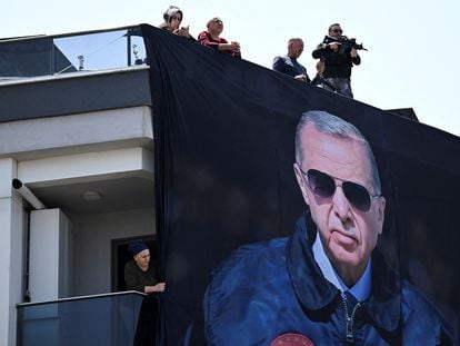 Agentes de seguridad, el sábado en un tejado en Estambul, junto a una imagen de Erdogan.