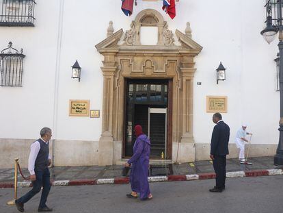 Viandantes pasan ante la entrada del hotel Al Minzah en la ciudad marroquí de Tánger.