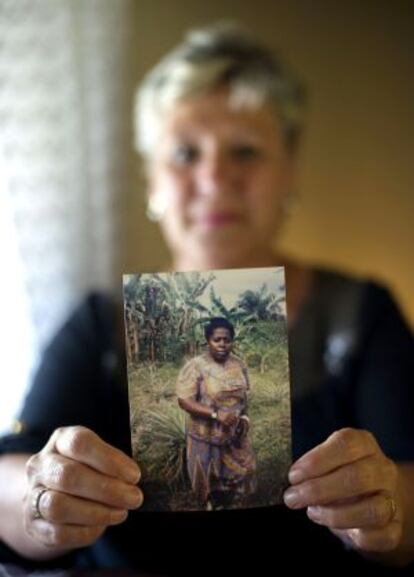 Una vecina de la localidad navarra de Mélida donde Juliana Bonoha pasa sus vacaciones muestra una fotografia de la misionera.