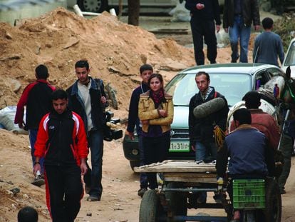 Sherine Tadros, junto a su equipo de la televisión Al Jazeera, en la Franja de Gaza en 2009.