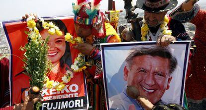 Carteles de apoyo a Keiko Fujimori y C&eacute;sar Acu&ntilde;a, en Lima.