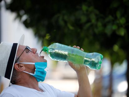 Un hombre se quita la mascarilla para beber agua en mayo en Córdoba.
