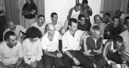 Imagen del día en que fueron liberados los últimos presos tupamaros en 1985. En primera fila (desde la izquierda), José Mujica, el hijo de Adolfo Wassen (muerto en prisión), Mauricio Rosencof, Jorge Zabalza, Julio Marenales y Eleuterio Fernández Huidobro.