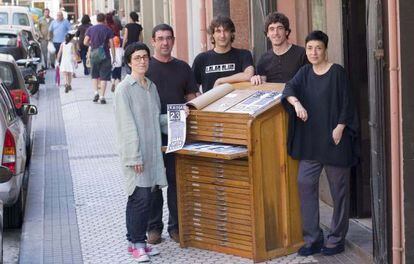 De izquierda a derecha, Amaia Aguirrezabal, los artistas José Mari Perea, Josean Abecia y Gorka Esnal, y Karmele Aguirrezabal, junto al local de la imprenta Ipar en el barrio donostiarra de Egia.
