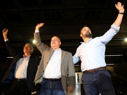 De derecha a izquierda, el presidente de Vox, Santiago Abascal; el presidente del partido en Granada, Manuel Martín; y José Antonio Ortega Lara, durante el acto público celebrado en noviembre de 2019 en la ciudad andaluza.