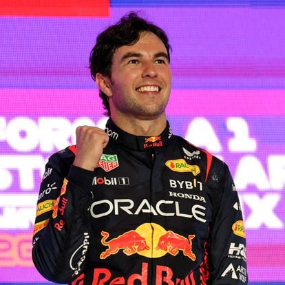 Checo Pérez en el podio tras ganar el Gran Premio de Arabia Saudí