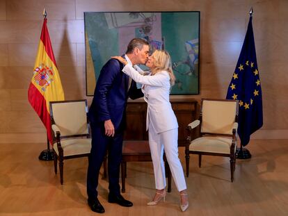 El presidente del Gobierno en funciones, Pedro Sánchez, durante su encuentro con la líder de Sumar, Yolanda Díaz.