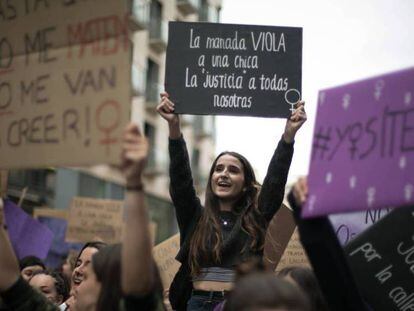 Manifestación estudiantil contra la sentencia del caso de La Manada concentrada en el centro de Barcelona, el pasado mayo. 
 