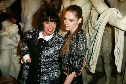 Las actrices Geraldine Chaplin y Kristen Stewart, antes del desfile.