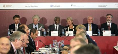 De izquierda a derecha: Jonathan Powell, Pierre Joxe, Kofi Annan, Gro Harlem Bruntland, Bertie Ahern y Gerry Adams hoy en la conferencia. 