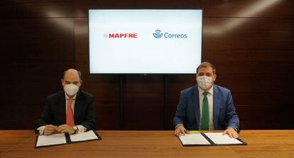 Juan Manuel Serrano, y el Vicepresidente de Mapfre y CEO del área territorial Iberia de Correos, José Manuel Inchausti.