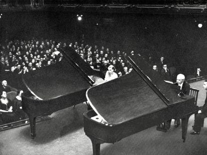 B&eacute;la Bart&oacute;k y su esposa, Ditta Pasztory, tocan dos pianos en 1938.
