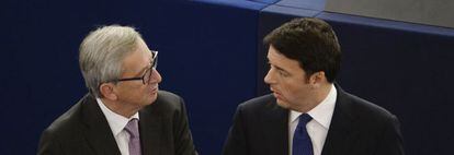 El presidente de la Comisi&oacute;n Europea, Jean-Claude Juncker, conversa con el primer ministro italiano, Matteo Renzi. 