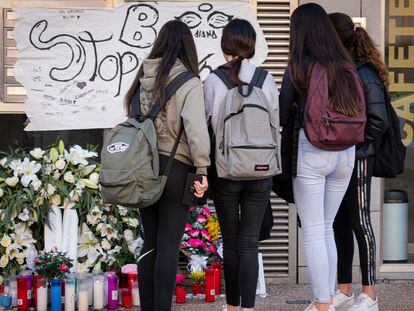 En la imagen , mensajes y velas debajo del edificio donde vivian las dos hermanas de origen argentino que decidieron suicidarse en Sallent ( Barcelona).