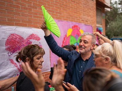 Jaume Collboni, con varios vecinos durante un concurso de paellas el domingo en en Barcelona.