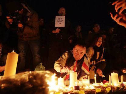 Gente enciende velas en la vigilia en recuerdo a las víctimas, este jueves