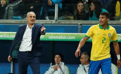 Tite y Thiago Silva, en el partido de Brasil ante Paraguay.