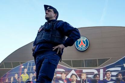 Un oficial de policía patrulla fuera del estadio Parque de los Principes, antes del inicio del encuentro entre El París Saint-Germain y el Barcelona.