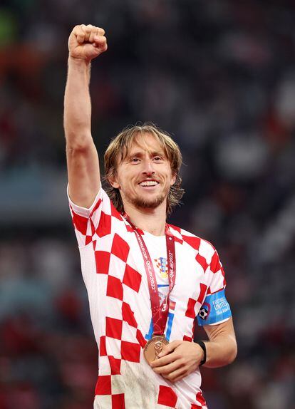Luka Modric (en el centro), con su medalla, tras el partido. 