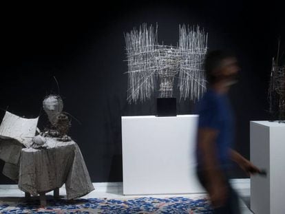 Las últimas esculturas de Valdés son "como dibujar en el espacio". En la imagen, tres de ellas sobre una de las alfombras que también hace el artista, en la Fundacion Bancaja de Valencia.