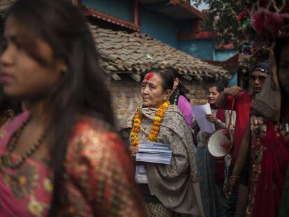 Anuradha Koirala (en el centro), en un acto de sensibilizaci&oacute;n en Kothi Hawa, en la provincia fronteriza con India y en la que Maiti Nepal tiene un puesto de vigilancia fronteriza.