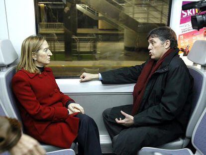 La ministra de de Fomento, Ana Pastor, junto al consejero de Movilidad, Lluís Recoder, en un tren de Cercanías.