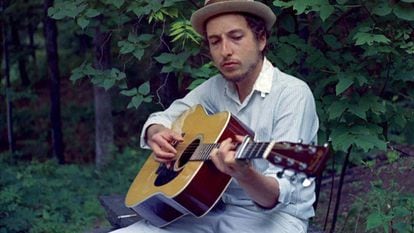 En vídeo, los asistentes al primer concierto de Bob Dylan como Nobel de Literatura celebran la concesión del premio al músico.