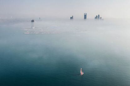 El Dongfeng deja Abu Dabi en medio de una intensa niebla durante la salida de la tercera etapa de la Volvo Ocean Race.