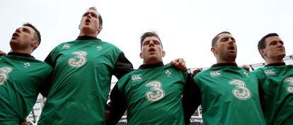 En el centro, Murphy escucha con sus compañeros el himno irlandés, en el último Seis Naciones.