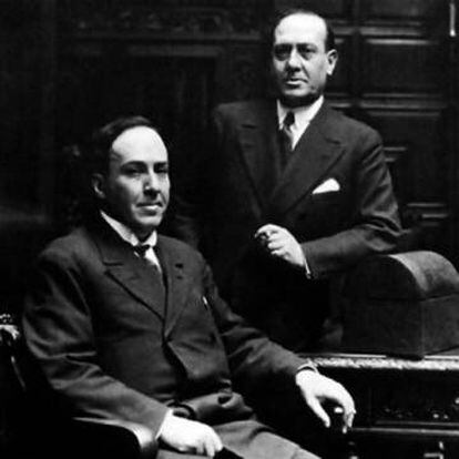 Los hermanos Machado. Antonio, sentado; Manuel, de pie.