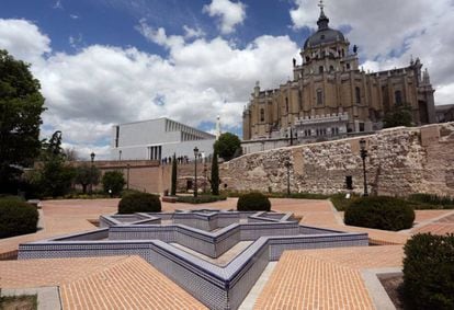 El parque del emir Mohamed I, situado en la cuesta de la Vega, que mantiene al fondo un lienzo de la muralla árabe de 120 metros de longitud.