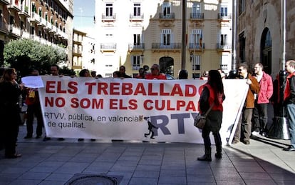 Protesta de trabajadores de RTVV, este viernes, ante el Palau de la Generalitat.