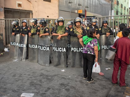 Cerco policial en las protestas de Lima.