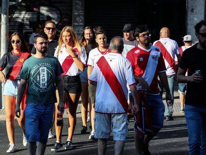 Aficionados del Rayo se dirigen al estadio de Vallecas, ayer antes del partido ante el Sevilla.