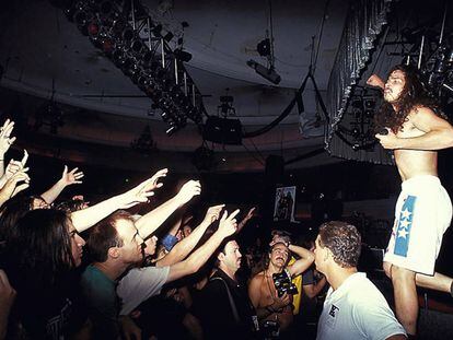 Buscando fotos de Chris Cornell, hemos dado con esta de su actuación en una fiesta para ‘RIP! Magazine’ en Hollywood.