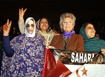 La actriz Pilar Bardem, junto a activistas saharauis en el acto de ayer en Rivas Vaciamadrid.