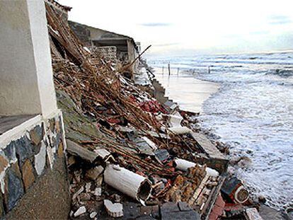 Una de las casas derribadas por el temporal en primera línea de playa en Guardamar.