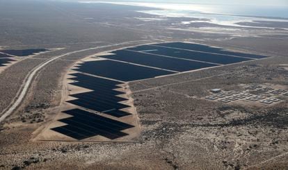 Una vez finalizada su construcción, este será el parque fotovoltaico más grande de América Latina y el séptimo del mundo, con 1.000 megawatts de capacidad en una superficie de 2.000 hectáreas. En la imagen, vista aérea del parque fotovoltaico.