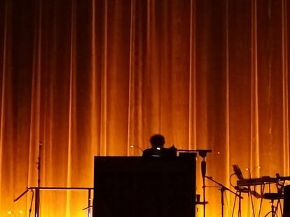 La silueta de Bob Dylan al piano durante su concierto en el Palladium de Londres el pasado 20 de octubre.