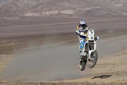 El piloto surafricano Riaan Van Niekerk en acción durante la undécima etapa del rally Dakar.
