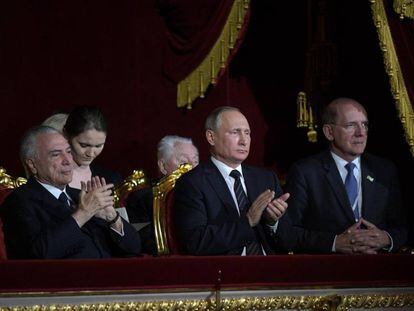 Temer (izquierda) y Putin, este martes en el Teatro Bolshoi de Moscú.