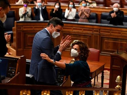 Sánchez aplaude a la ministra de Hacienda, María Jesús Montero, tras la aprobación de los Presupuestos.