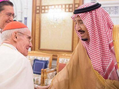 El rey Salmán recibe al cardenal Jean-Louis Tauran, la pasada primavera en Riad.